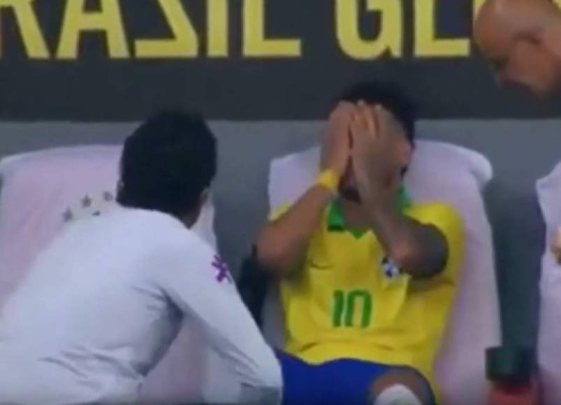 El llanto de Neymar en el banquillo tras lesionarse.
