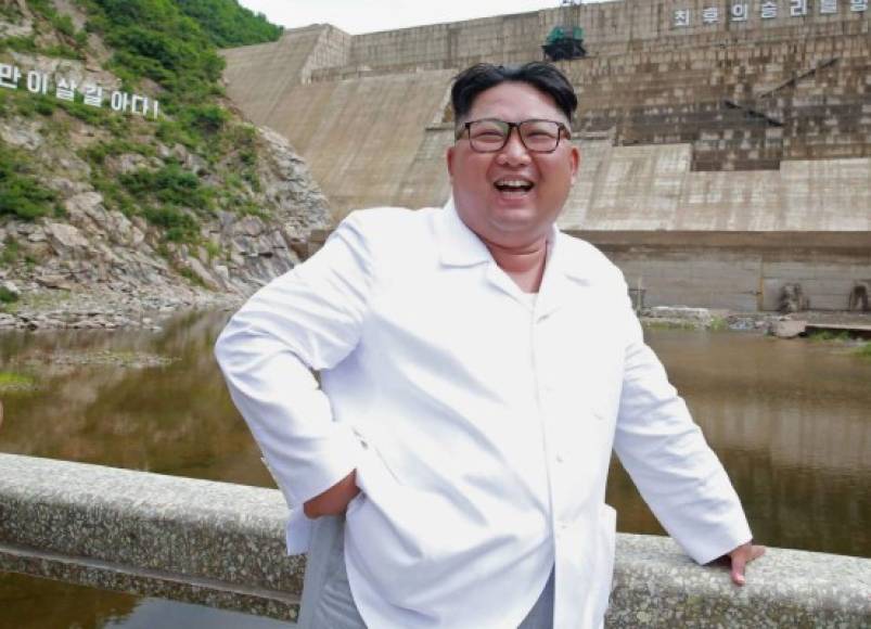 Kim lució una camiseta blanca con pantalones kaki durante sus tradicionales visitas de inspección en varias fábricas norcoreanas.
