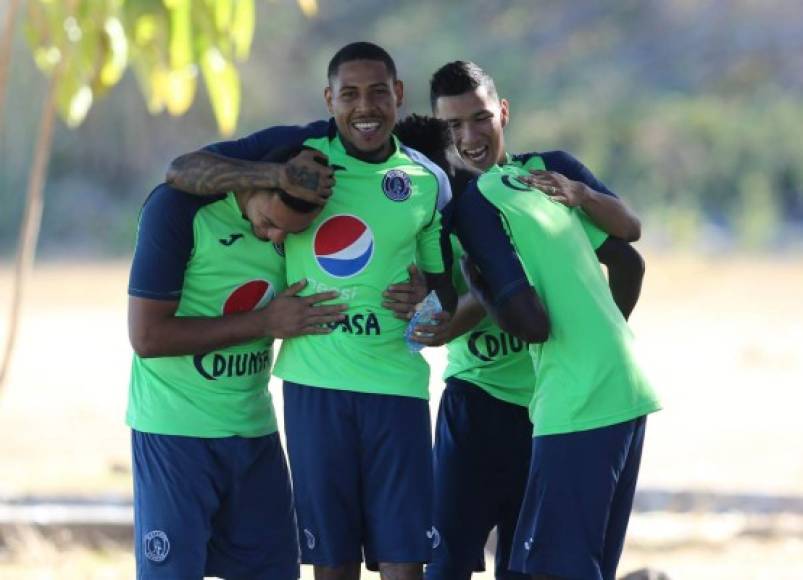Henry Figueoa: El defensor hondureño se hizo presente al Motagua para despedirse de sus compañeros luego de que se confirmó su fichaje por la Liga Deportiva Alajuelense de Costa Rica.