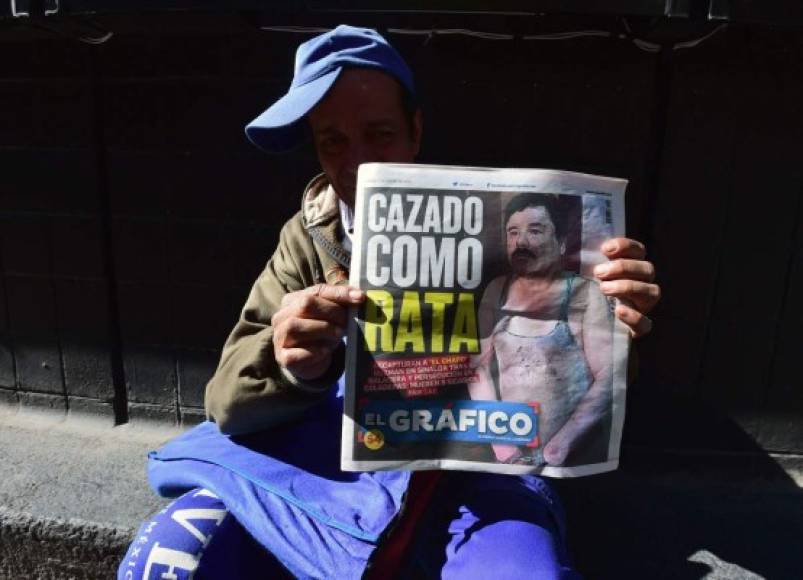 Un señor muestra la portada de un diario mexicano, en el que la principal noticia es la recaptura de 'El Chapo'.
