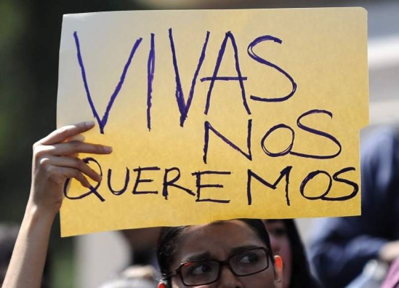 MÉXICO. #NiUnaMenos, contra violencia machista. Mujeres mexicanas participaron ayer en una marcha en solidaridad con el brutal asesinato de una niña de 16 años de edad en Argentina. Foto: AFP/Pedro Pardo