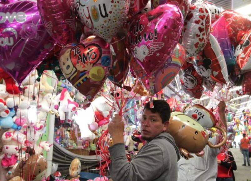 Los mexicanos ya comenzaron a comprar sus regalos para el día del Amor y la Amistad en un mercado popular de Ciudad de México (México).
