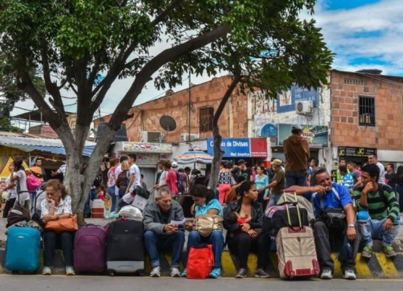 Para el viernes, la MUD llamó a una gran marcha en Caracas, advirtiendo que si Maduro insiste en la elección, tomará acciones más contundentes el sábado y domingo en un 'boicot cívico electoral'.