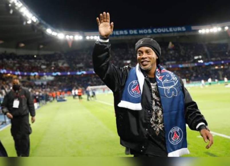 Ronaldinho bajo al césped del Parque de los Príncipes y recibió el cariño de toda la afición del París Saint Germain.