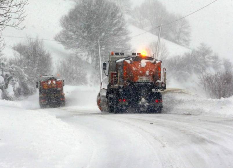 A principios de enero, 250 soldados tuvieron que ser desplegados para ayudar a rescatar a cientos de conductores que quedaron atrapados en sus vehículos durante la noche por la nieve en la autopista que une Madrid con Segovia.