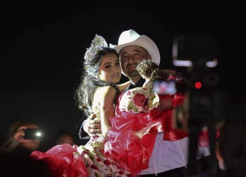 <br/>Aunque durante la celebración en el día a Rubí no se le vio sonreir, ya llegada la noche disfrutó bailar el vals junto a su padre y el show musical que disfrutaron unas 30 mil personas. Fotos: Reforma y AFP