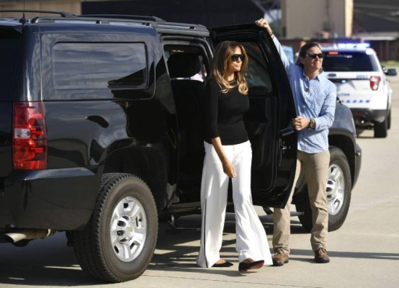 US First Lady Melania Trump makes her way to board a flight from Andrews Air Force Base in Maryland on June 18, 2018. <br/>The First Lady will be visiting immigration facilities. / AFP PHOTO / MANDEL NGAN