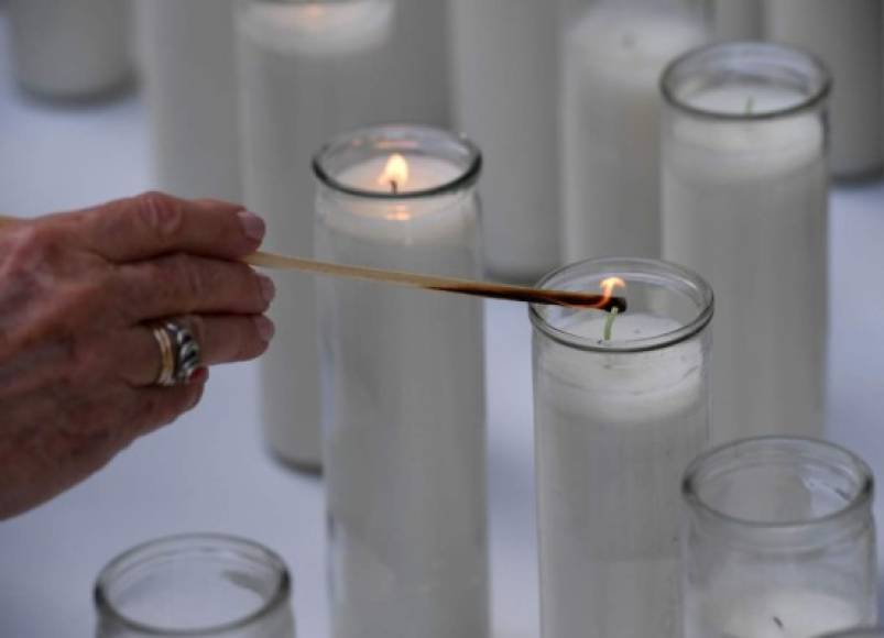 Una vela es encendida en el Museo del Holocausto de Los Ángeles (Estados Unidos) en honor de las víctimas.