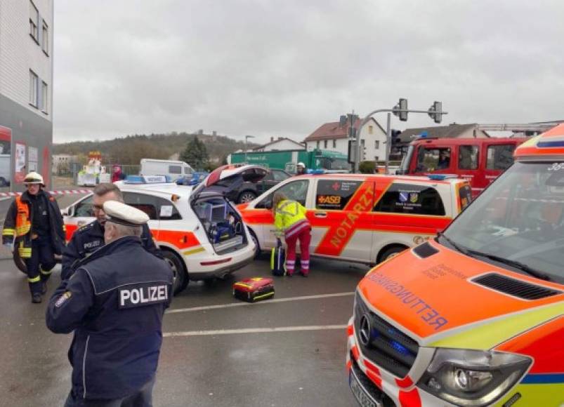 El conductor 'fue detenido', señaló la policía, en momentos en que parte de Alemania celebra el 'Lunes de las rosas', con el que culminan las festividades del carnaval.<br/><br/>De inmediato, la policía anunció en la red Twitter la suspensión de todos los desfiles en el land (estado regional) de Hesse, como 'medida de precaución'.