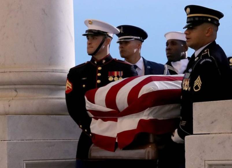 Al igual que los expresidentes Gerald Ford (2006), Ronald Reagan (2004) y Richard Nixon (1994), el 41º presidente estadounidense será enterrado según el protocolo de un funeral de Estado.
