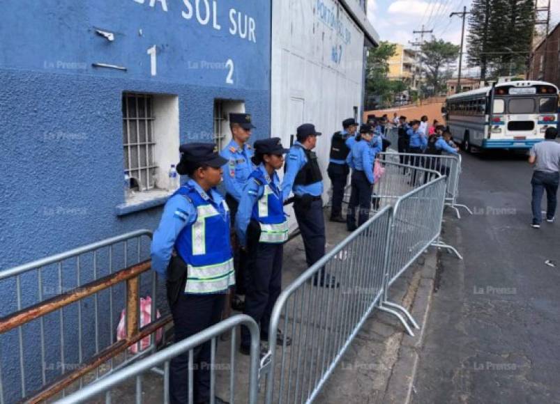 La Policía Nacional también se hizo presente al estadio Nacional para resguardar a los aficionados.