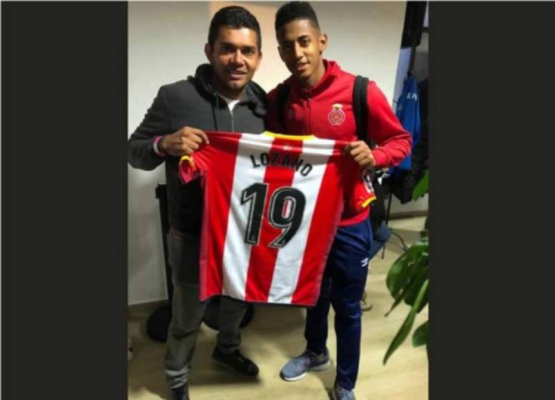 El 'Choco' Lozano le obsequió una camiseta suya a Amado Guevara, ex asistente técnico de la Selección de Honduras.