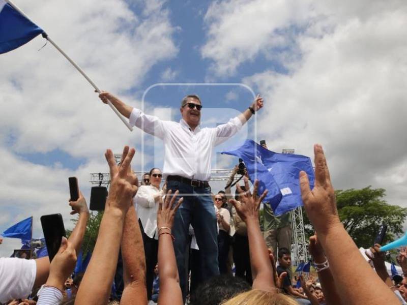 JOH, de 57 años, arribó el domingo a su país, de donde fue extraditado en 2022 a EE.UU., que lo juzgó y condenó en 2024 a 45 años de prisión por narcotráfico.