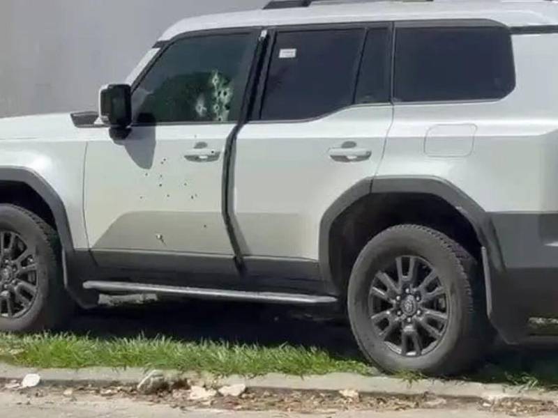 Así quedó el vehículo en el que se transportaba la ingeniera Lilian Padilla, quien fue atacada a disparos en la entrada a la residencial Los Cedros de SPS.