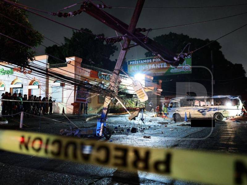 Escena del accidente vial ocurrido la noche de este martes en el barrio Guamilito de San Pedro Sula.