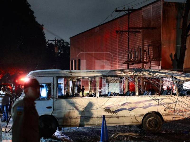 Una mujer murió y al menos 15 personas resultaron heridas en un aparatoso accidente de tránsito ocurrido la noche del martes en el barrio Guamilito, en San Pedro Sula.