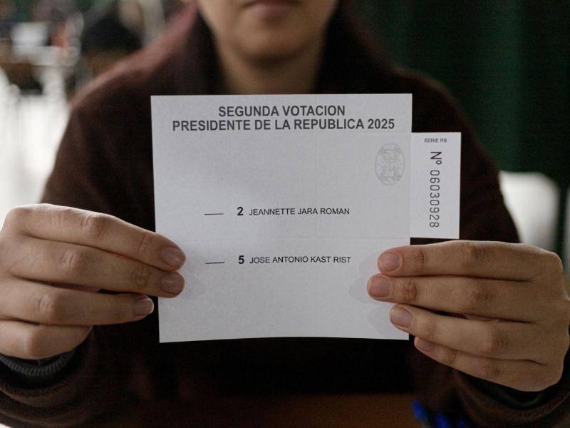 Una persona sostiene material electoral durante la segunda vuelta presidencial en Chile este domingo, en Santiago (Chile).