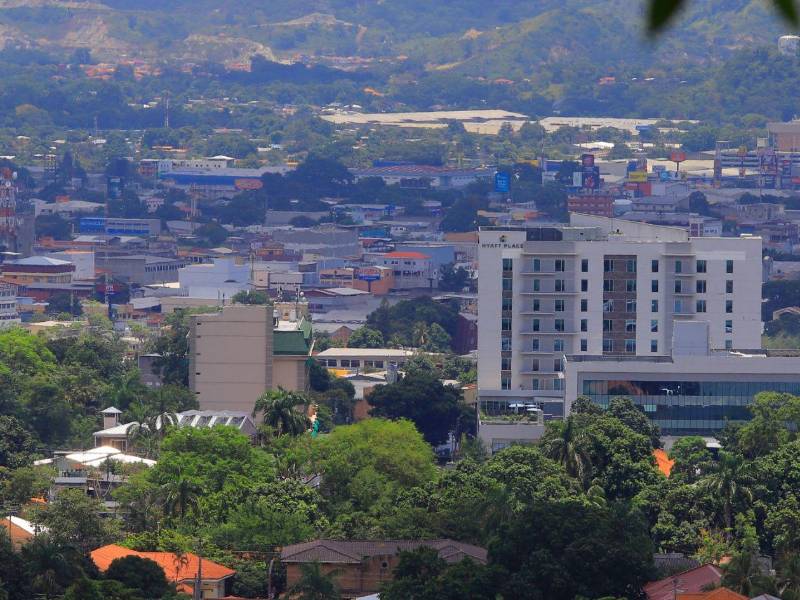 En la zona norte se registrará hasta 37 grados de temperatura durante esta jornada de sábado. Autoridades sugieren no exponerse al sol de manera prolongada.