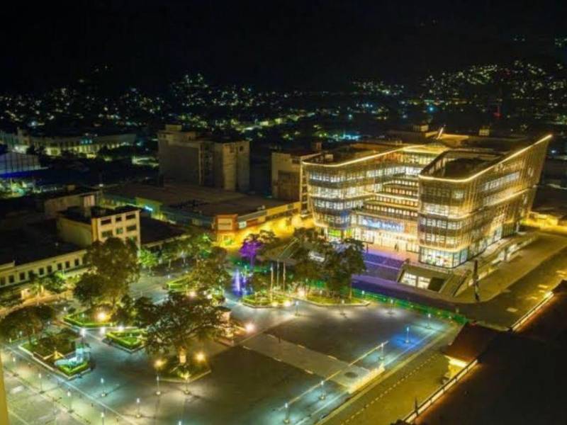 Imagen del Centro Histórico de El Salvador por la noche.