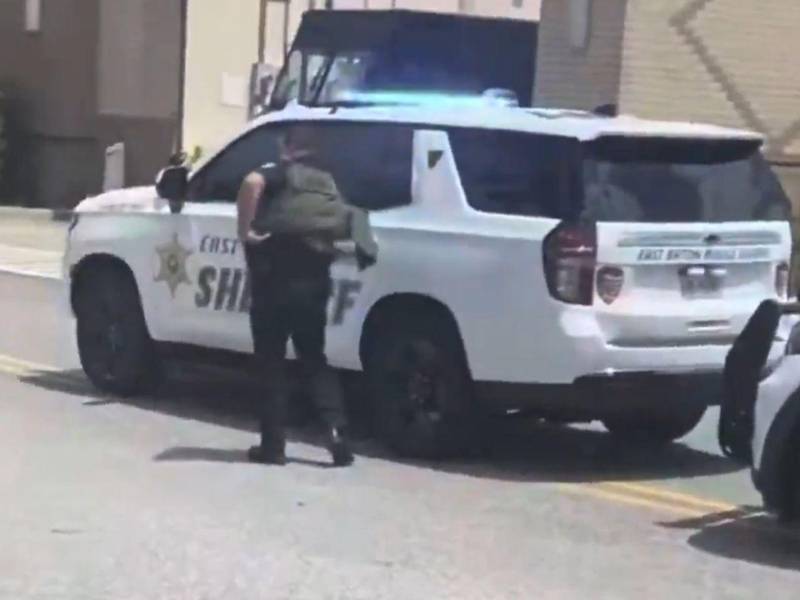 Fotografía muestra a oficiales de Policía afuera de un centro comercial en Baton Rouge, Luisiana este jueves, tras un tiroteo que dejó diez personas heridas