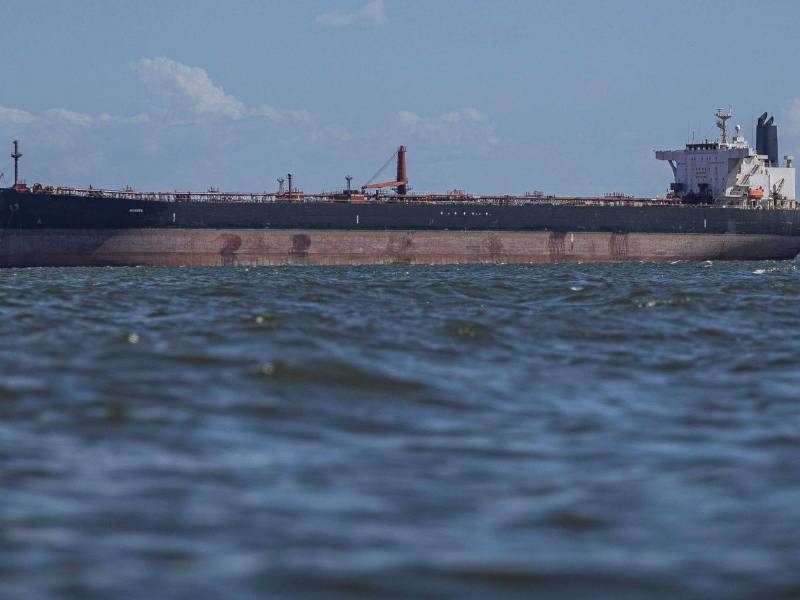 Fotografía del 18 de diciembre del 2025 donde se observa un buque petrolero en el Lago de Maracaibo (Venezuela).