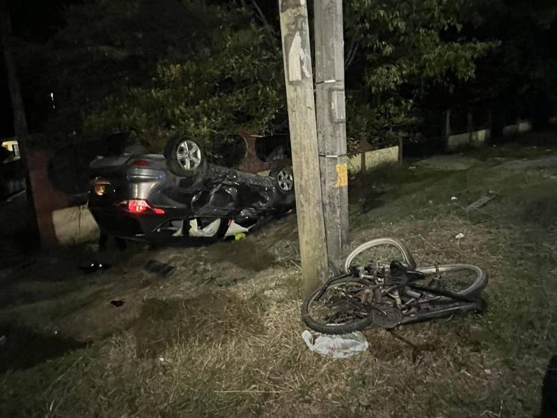 El conductor de la camioneta y otro ciclista que acompañaba a la víctima resultaron heridos durante el percance.