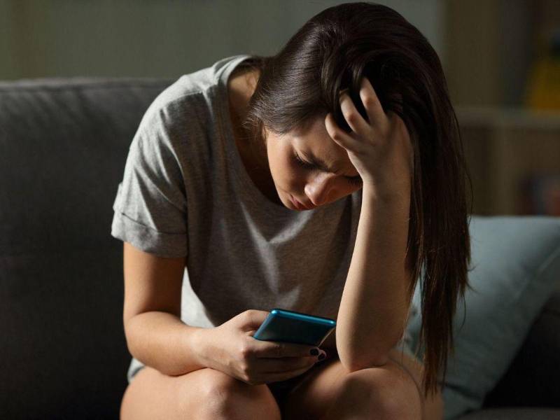 La exposición repetida a contenidos sobre autolesiones en redes sociales puede influir en la forma en que los adolescentes perciben y procesan el sufrimiento. Expertos llaman a acompañar a los jóvenes y prestar atención a cambios en su comportamiento y bienestar emocional.