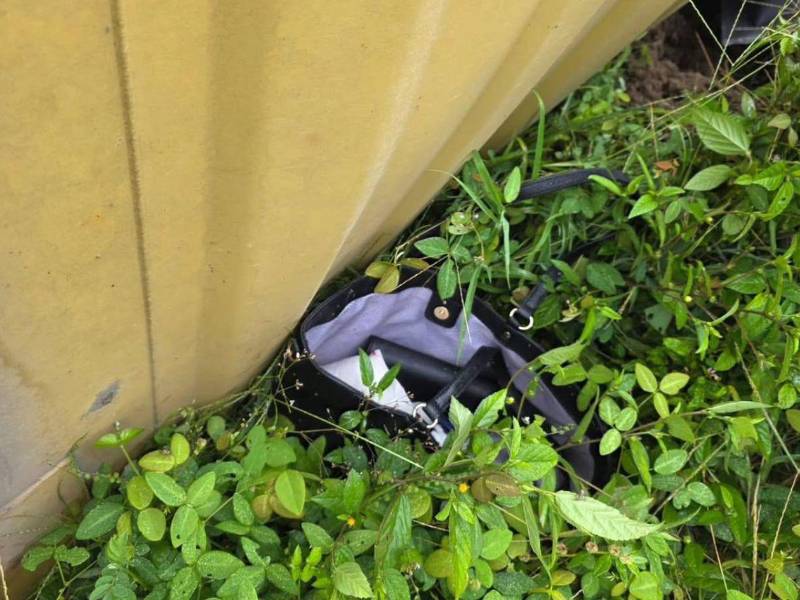 Un trágico accidente suscitado en la mañana de este viernes dejó a una mujer fallecida en la parada de buses frente al puente ubicado a inmediaciones del desvío hacia Los Cármenes en San Pedro Sula.