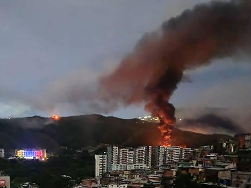 El operativo estadounidense para capturar a Maduro y su esposa, Cilia Flores, ocurrió durante la madrugada de este sábado 3 de enero de 2026. Las fuerzas de EEUU realizaron bombardeos precisos a instalaciones militares venezolanas en Caracas.