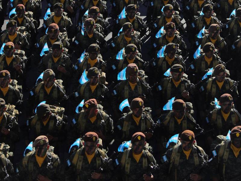 Integrantes de las Fuerzas Armadas de Honduras participan en el desfile militar durante la conmemoración de los 200 años del Ejército de Honduras este domingo, en Tegucigalpa (Honduras).