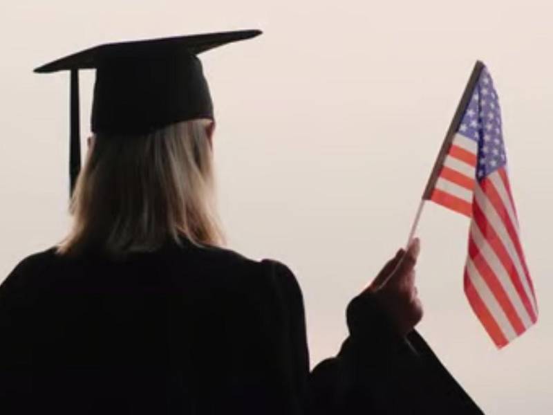 El programa OPT permite que estudiantes extranjeros trabajen en EE.UU. en posiciones relacionadas con su área de estudios hasta por un año.