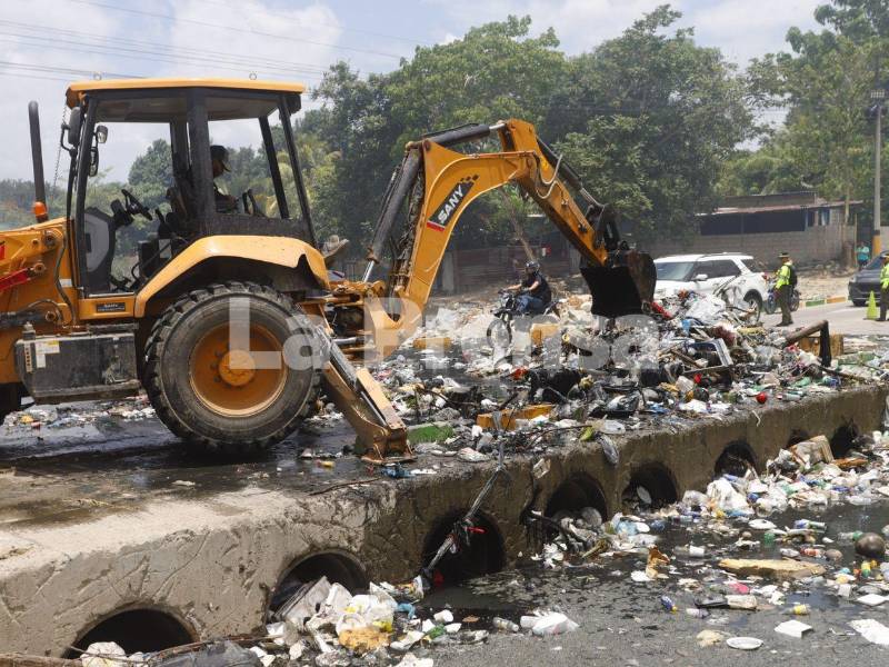 Equipos y maquinaria de la empresa Sulambiente y de la Municipalidad de San Pedro Sula comenzaron este sábado el retiro de varias toneladas de basura acumuladas en diferentes ríos y canales de la ciudad, luego de la denuncia realizada por Diario LA PRENSA sobre la crisis de recolección de desechos.