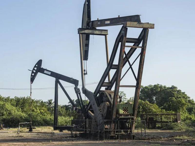 Venezuela llegó a alcanzar una producción de 3 millones de barriles diarios; sin embargo, en la actualidad apenas llega a los 700,000 barriles, debido a la deteriorada infraestructura de extracción petrolera.