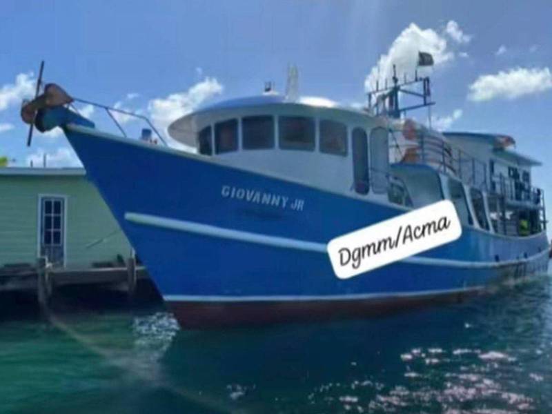 Uno de los tripulantes de la embarcación resultó herido, informaron autoridades.