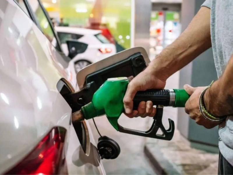 Imagen de referencia de un vehículo mientras se abastece de combustible.