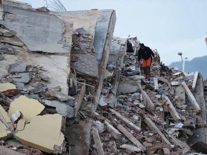 Un residente entre los escombros de un edificio derrumbado a consecuencia de los terremotos, en la localidad de Catia La Mar, Venezuela.