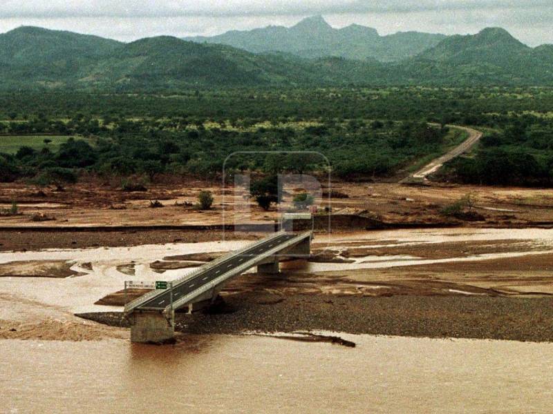 Este 29 de octubre de 2026 se cumplen 28 años de uno de los episodios más devastadores en la historia de Honduras: el paso del huracán Mitch, fenómeno meteorológico que dejó miles de víctimas, comunidades inundadas y pérdidas humanas y económicas que marcaron al país durante décadas. Las fotografías de Diario LA PRENSA permiten recordar la magnitud de aquella catástrofe ocurrida en octubre de 1998.