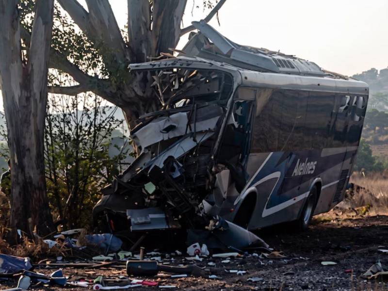 Un trágico accidente de autobús registrado la mañana de este miércoles 22 de abril de 2026 en el municipio de Amealco, Querétaro, México, dejó un saldo preliminar de al menos nueve personas fallecidas y decenas de heridos, según reportes de autoridades y medios locales.