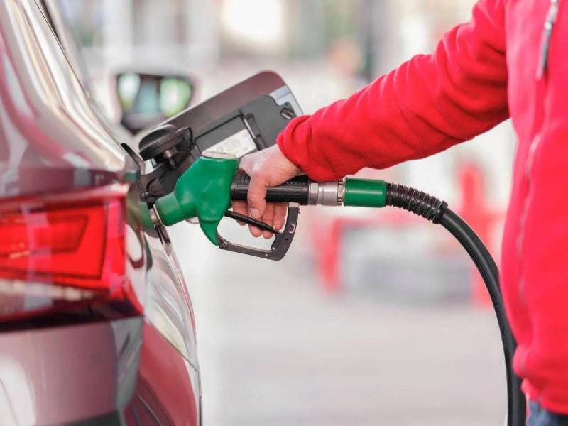 Ante la crisis de precios, los hondureños implementan medidas de ahorro de combustible para optimizar el consumo.