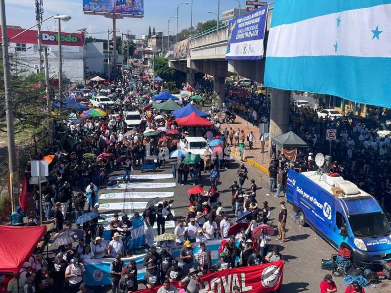 Fotografía muestra la nutrida movilización del Día del Trabajador en Tegucigalpa.