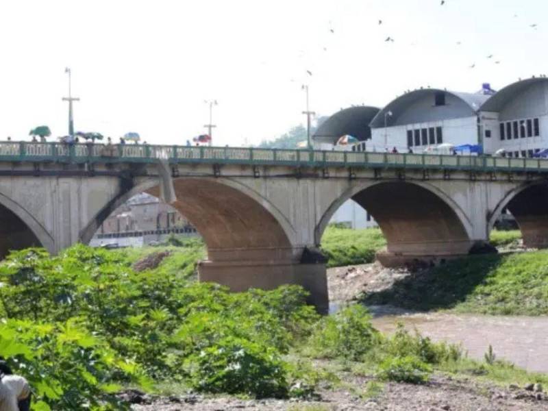 Fotografía al puente Carías en Tegucigalpa.