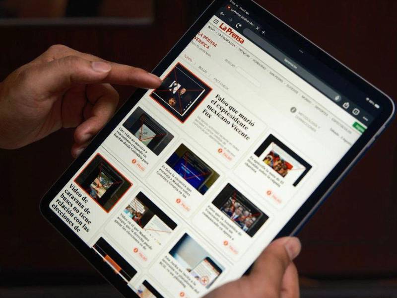 Fotografía de una persona navegando en el sitio web de LA PRENSA en el apartado de LA PRENSA Verifica.