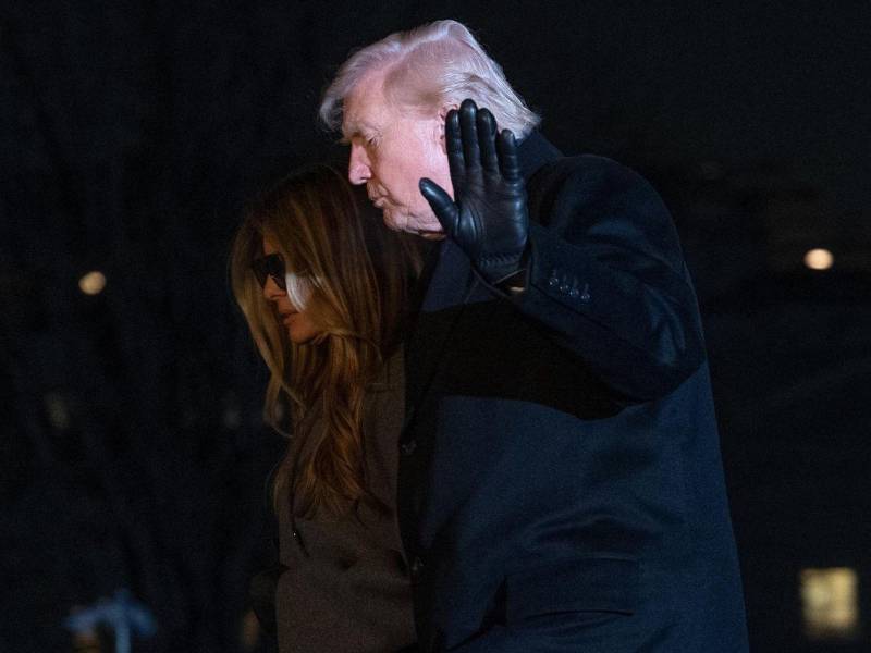 El presidente de Estados Unidos, Donald Trump, y la primera dama, Melania Trump, caminan por el jardín sur de la Casa Blanca después de llegar en el Marine One a Washington.