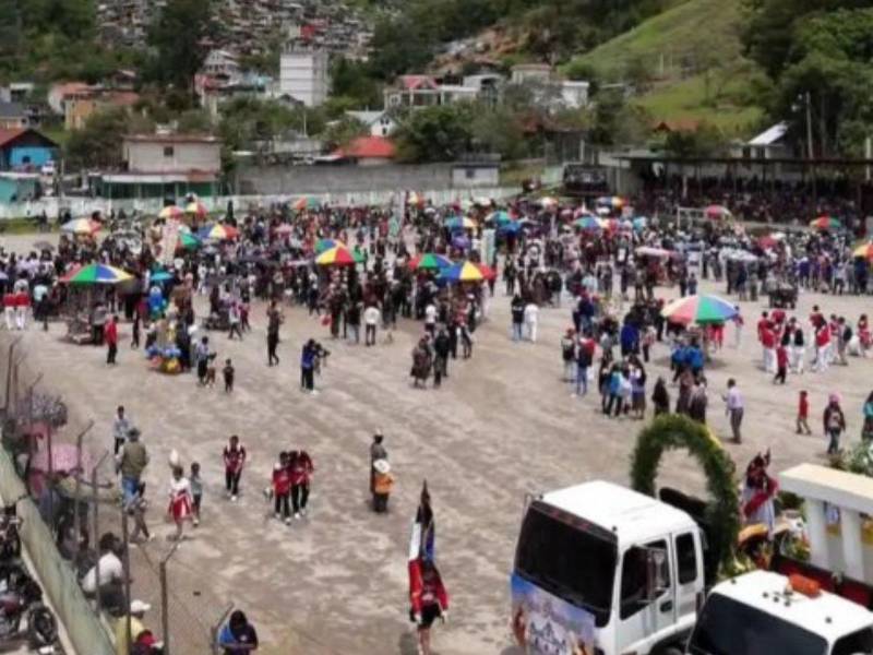 Personas reunidas en un campo de fútbol en Guatemala.