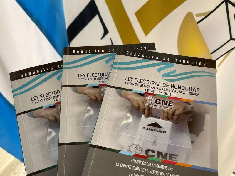 Ejemplares de la Ley Electoral de Honduras entregados por el CNE en 2023.