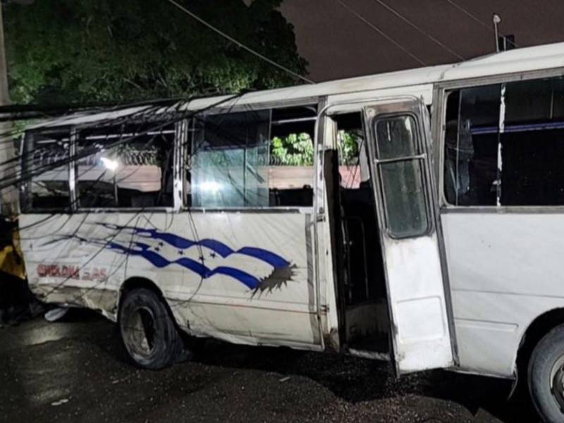 Escena del accidente vial ocurrido la noche de este martes en el barrio Guamilito de San Pedro Sula.