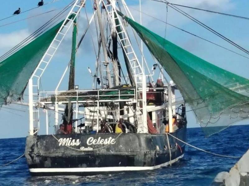 Las autoridades aseguraron dos embarcaciones: una de ellas es el barco pesquero camaronero Miss Celeste, con bandera hondureña, mientras que la segunda es una lancha rápida tipo “go fast”.