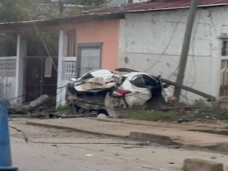 Así quedó el vehículo en el que se transportaban las personas heridas.