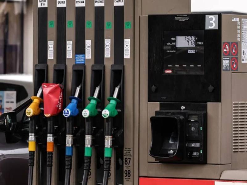 Surtidores de combustible en una gasolinera a las afueras de París, Francia el 1 de abril de 2026.