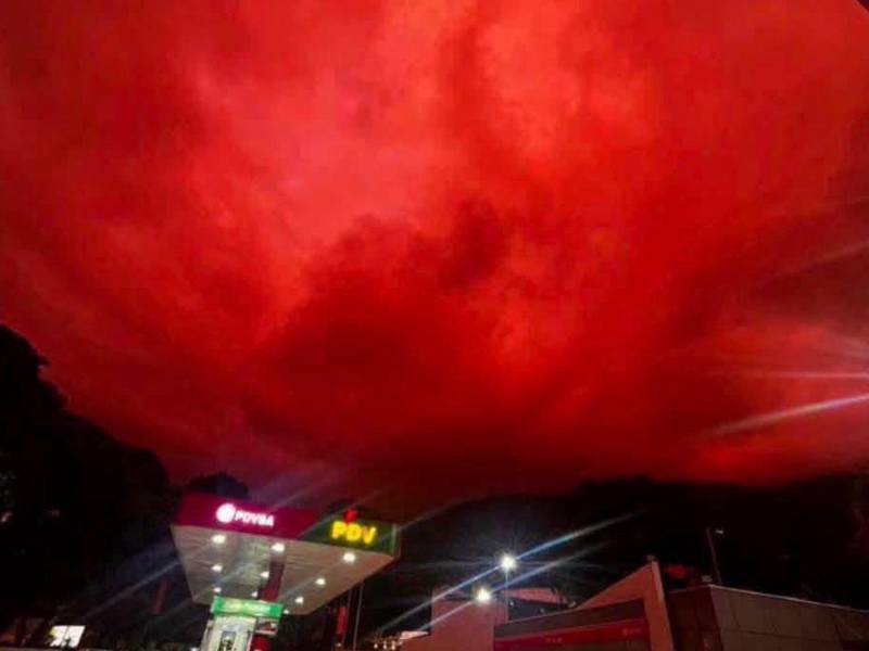 Un inusual fenómeno sorprendió a los habitantes de Caracas la tarde del martes, cuando el cielo de la capital venezolana se tiñó de un intenso color rojo, apenas una semana después de los devastadores terremotos que han dejado más de 2,200 fallecidos y miles de heridos en el país sudamericano.